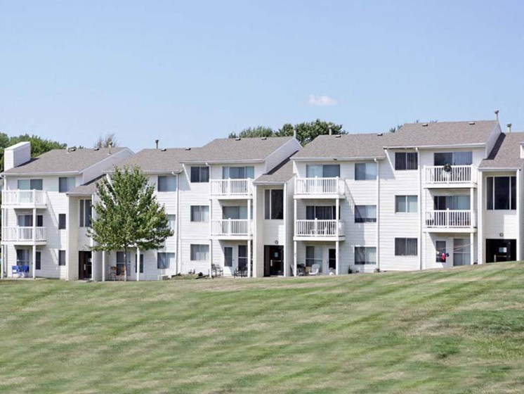 exterior of community at georgetowne apartments in omaha